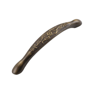 Antique bronze-tone curved bridge pull with an engraved center, 128 mm, option No. 2.