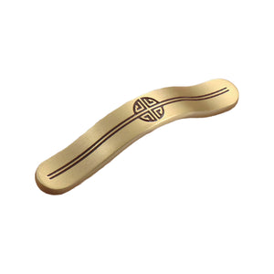 Brass-tone curved bridge pull with a central round motif, 96 mm, option No. 1.