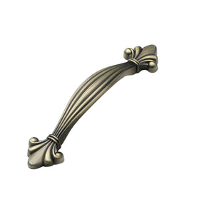 Fluted bridge pull with fan-shaped ornamental ends, variant #15, 96 mm.