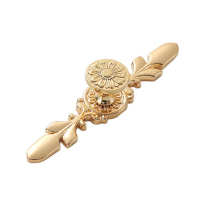 Gold-tone cabinet knob on an ornate 121 mm backplate, option No. 3.