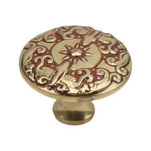 Gold-tone round cabinet knob with engraved scrollwork and a central flower, option No. 5, 32 mm.