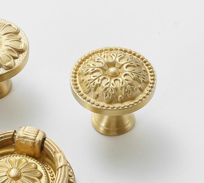 Solid Brass Flower Drawer Knob 30 35 mm 1 1/8 1 3/8 Inches Gold Color Kitchen Door Drawer Pull Furniture Hardware Wholesale