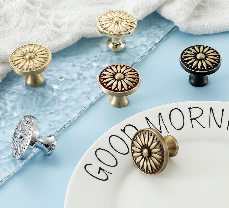 Elegant Floral Solid Brass Cabinet Knobs Classic Art Deco Style Drawer Pulls in Brass Black Gold Chrome Kitchen Furniture Makeover