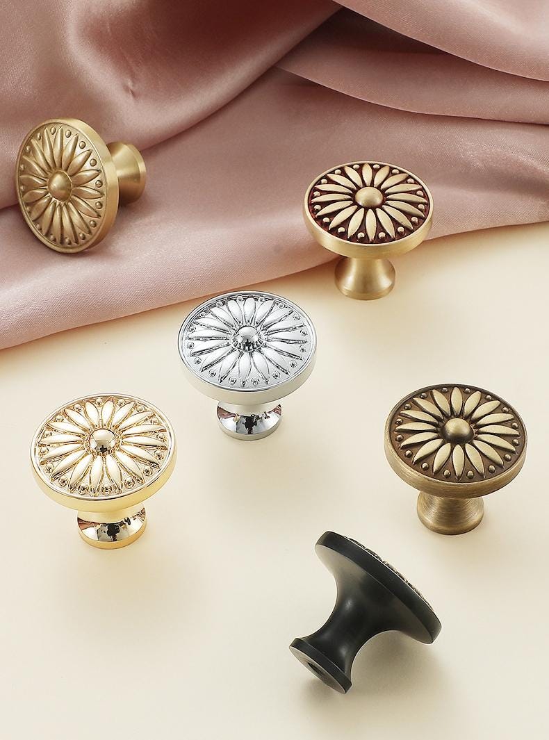 Elegant Floral Solid Brass Cabinet Knobs Classic Art Deco Style Drawer Pulls in Brass Black Gold Chrome Kitchen Furniture Makeover