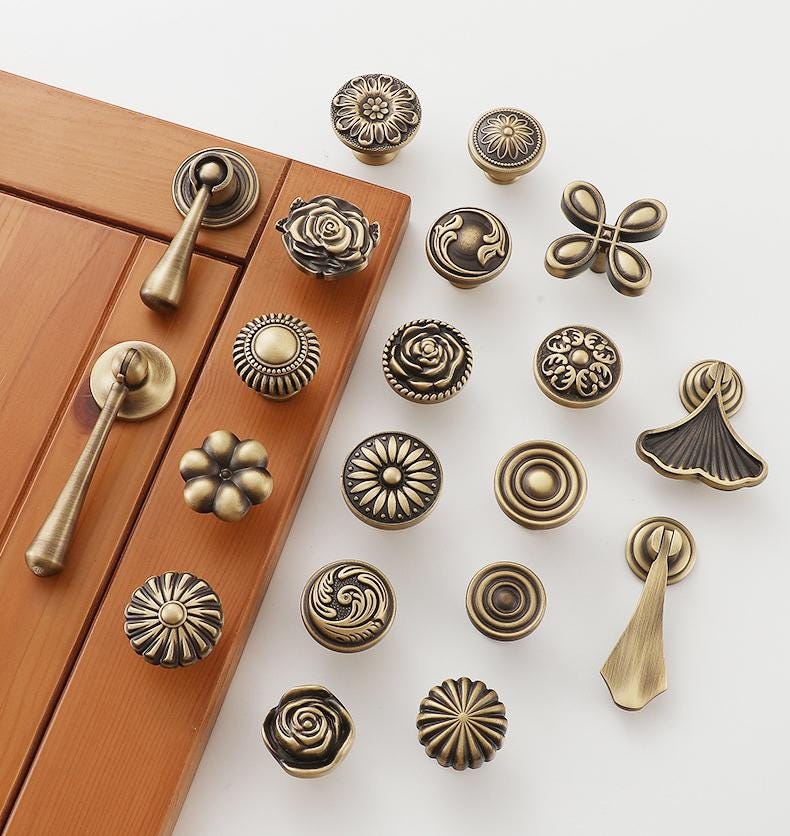 Vintage Art Deco Style Floral Cabinet Knobs Aged Antique Solid Brass Nature-Inspired Drawer Pulls Dresser Kitchen Furniture Boho Home Decor