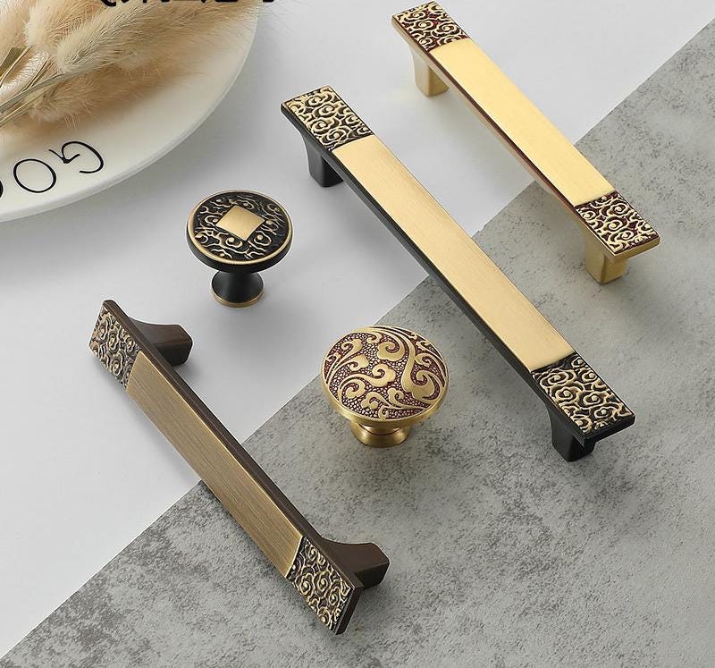 Antique Solid Brass Cabinet Handles Drawer Pulls Engraved Baroque Floral Pattern Classic Oriental Style Kitchen Wardrobe Dresser Furniture