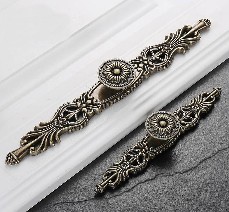Baroque Vintage Metal Cabinet Handles Ornate Antique Drawer Knobs Classic Bronze Pulls Dresser Wardrobe Furniture Restoration European Style