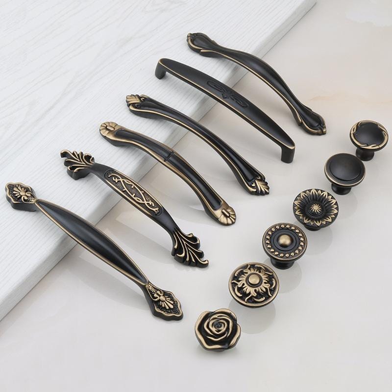 Baroque Style Brown Solid Brass Cabinet Handles Knobs Vintage Floral Drawer Pulls Ornate Engraving Antique Finish Classic Dressers Furniture