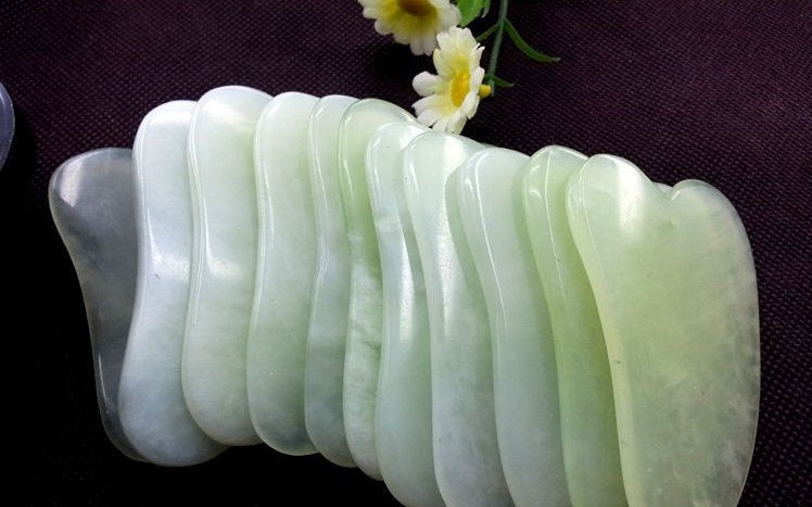 Natural Xiuyan Jade Gua Sha Board 70 50 4 mm 3 inch Green Face Body Guasha Tool Fin Triangle Shape DIY Wholesale Bulk
